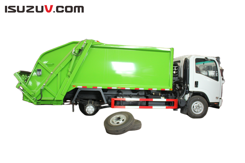 Isuzu 700P garbage compactor truck