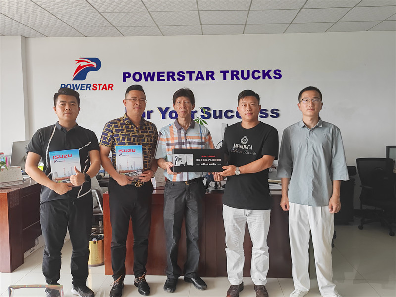 Customer visited POWERSTAR to buy ISUZU crane trucks