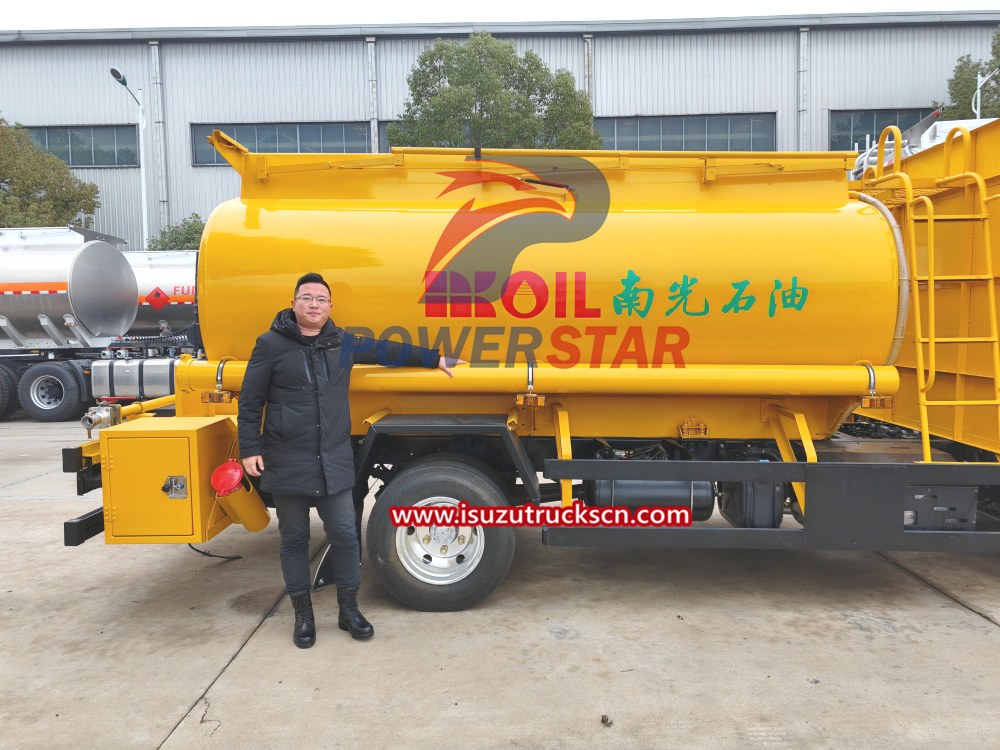 Macao Isuzu NPR ELF Right Steering Fuel oil Refueler Trucks for nkoil 