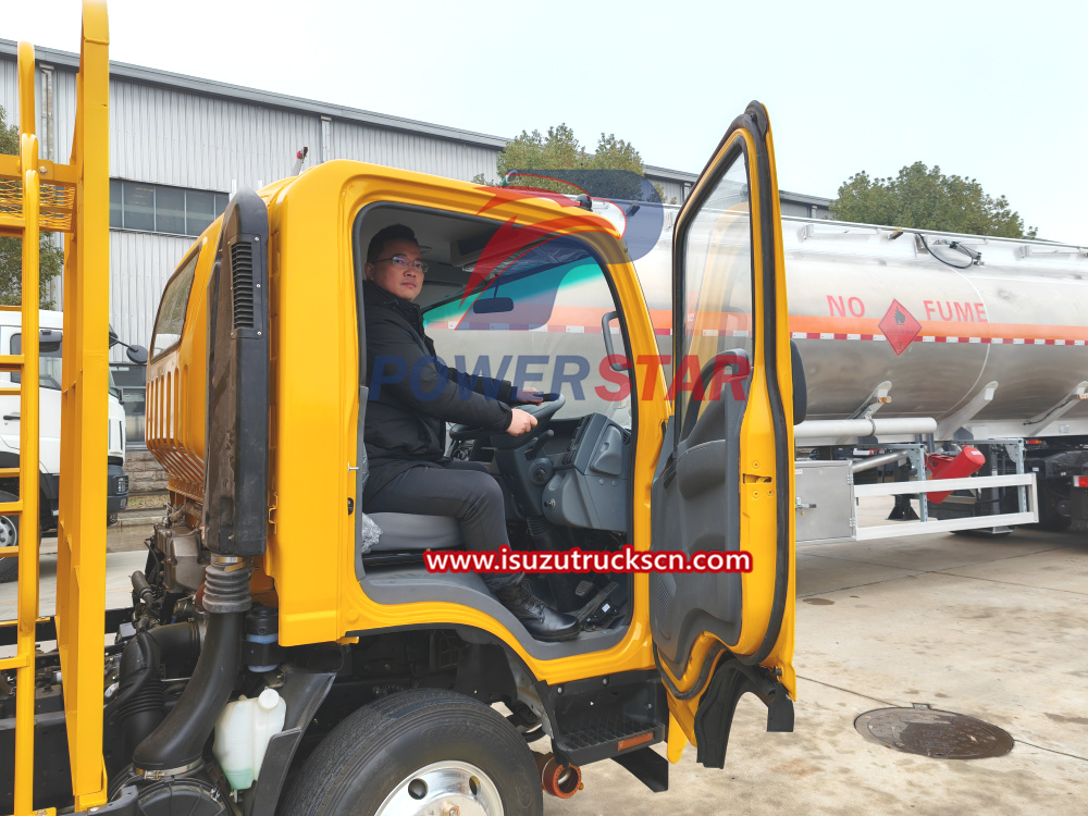 Macao Isuzu NPR ELF Right Steering Fuel oil Refueler Trucks for nkoil 