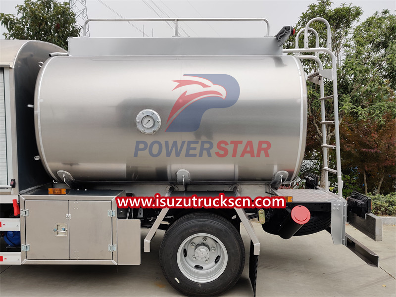 Isuzu refueling tanker truck fuel tanker