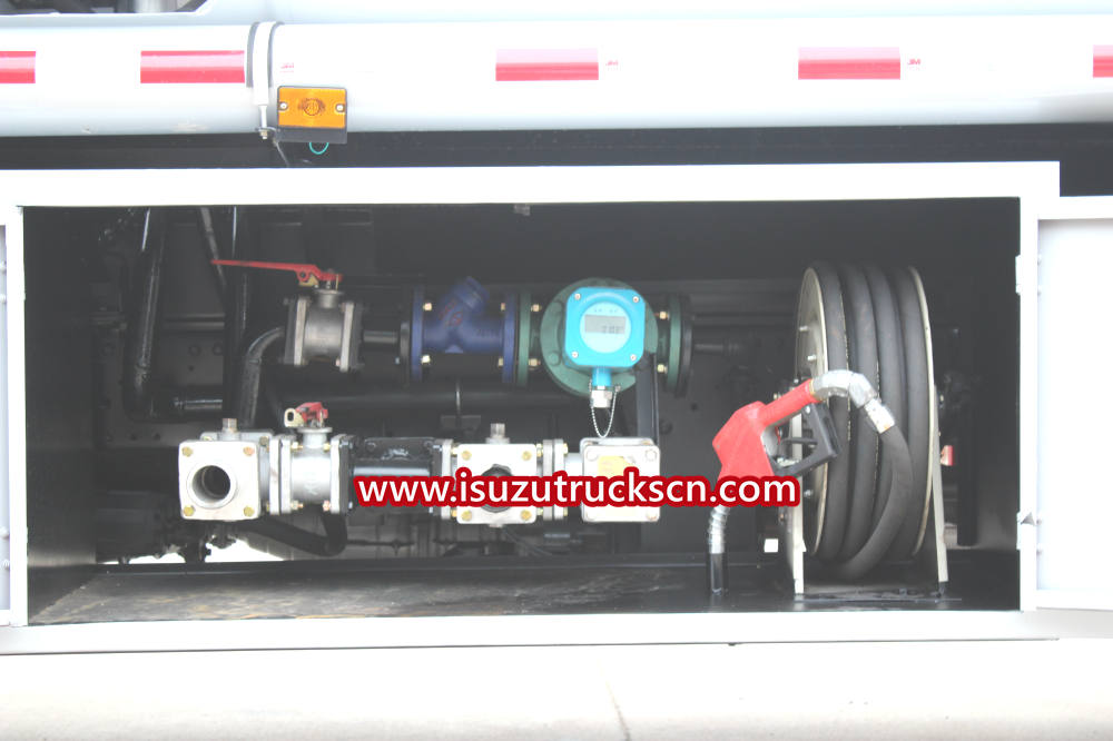 Isuzu off road refueling truck with printer