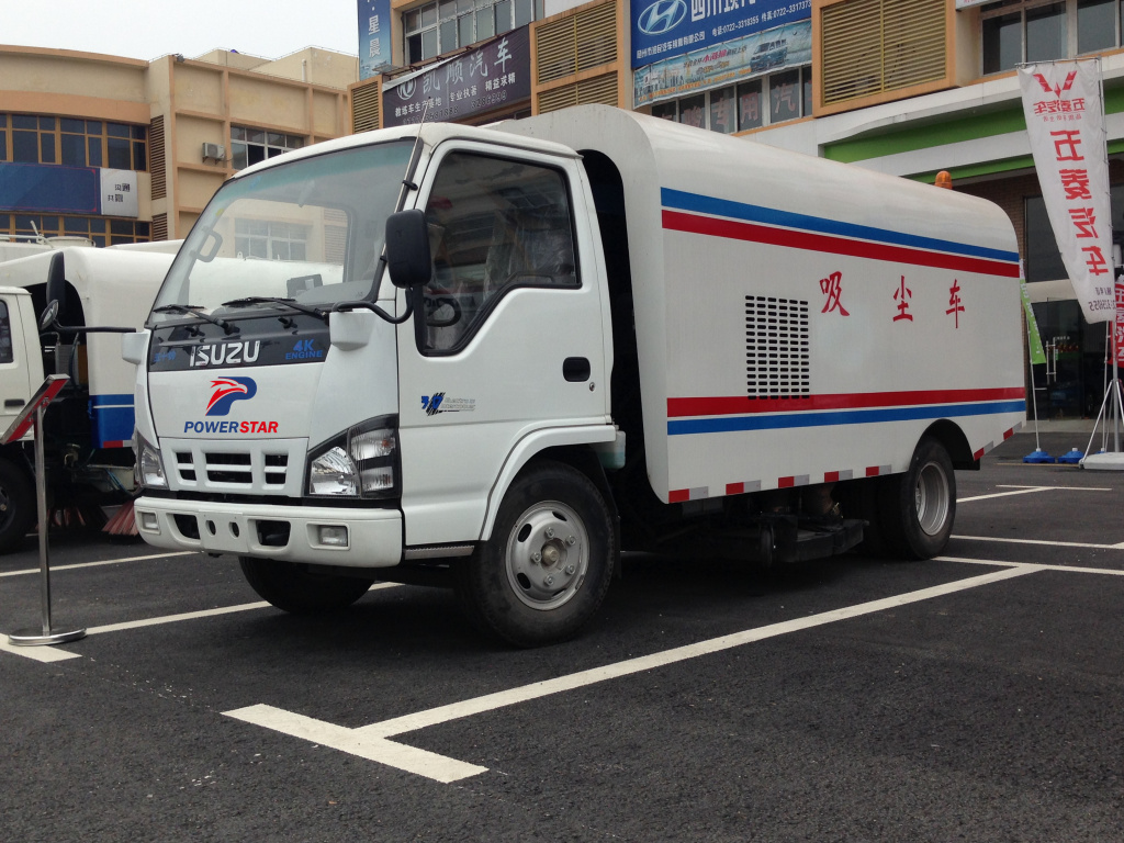 Dubai clients build ISUZU road sweeper truck for public street cleaning for sale