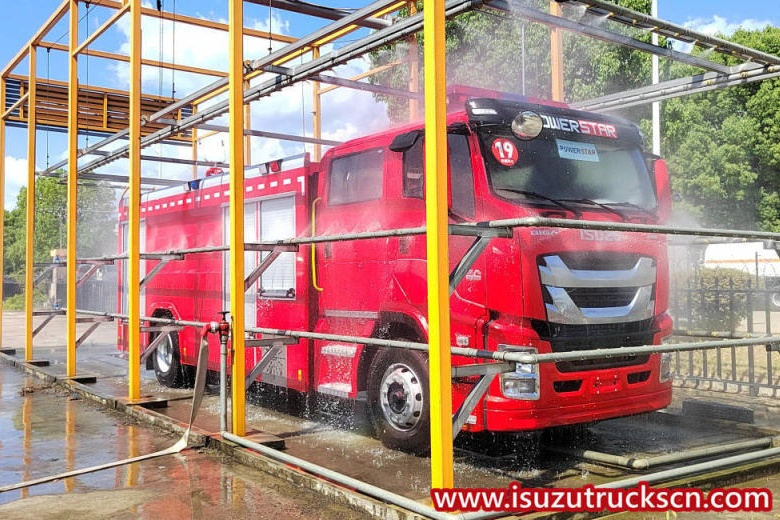 ISUZU GIGA Foam/Water Fire engine passed Rain Testing