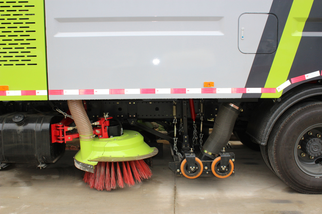 Highways cleaner road sweeper truck Isuzu FTR FVR
