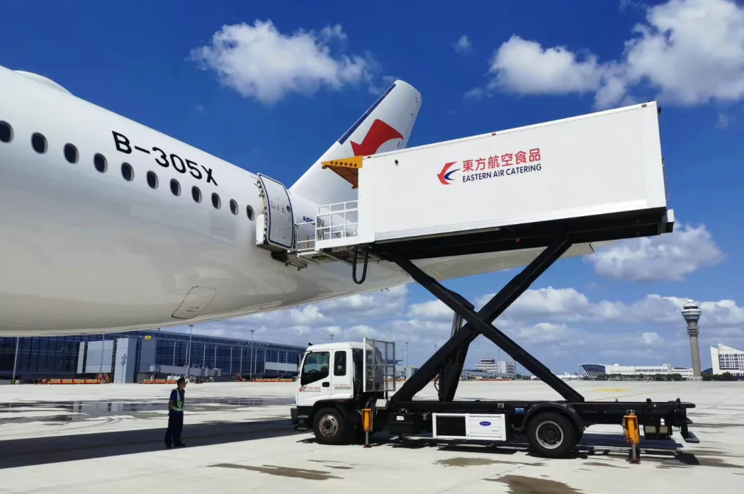 Aircraft Catering Truck ISUZU Flying food delivery cargo loaders