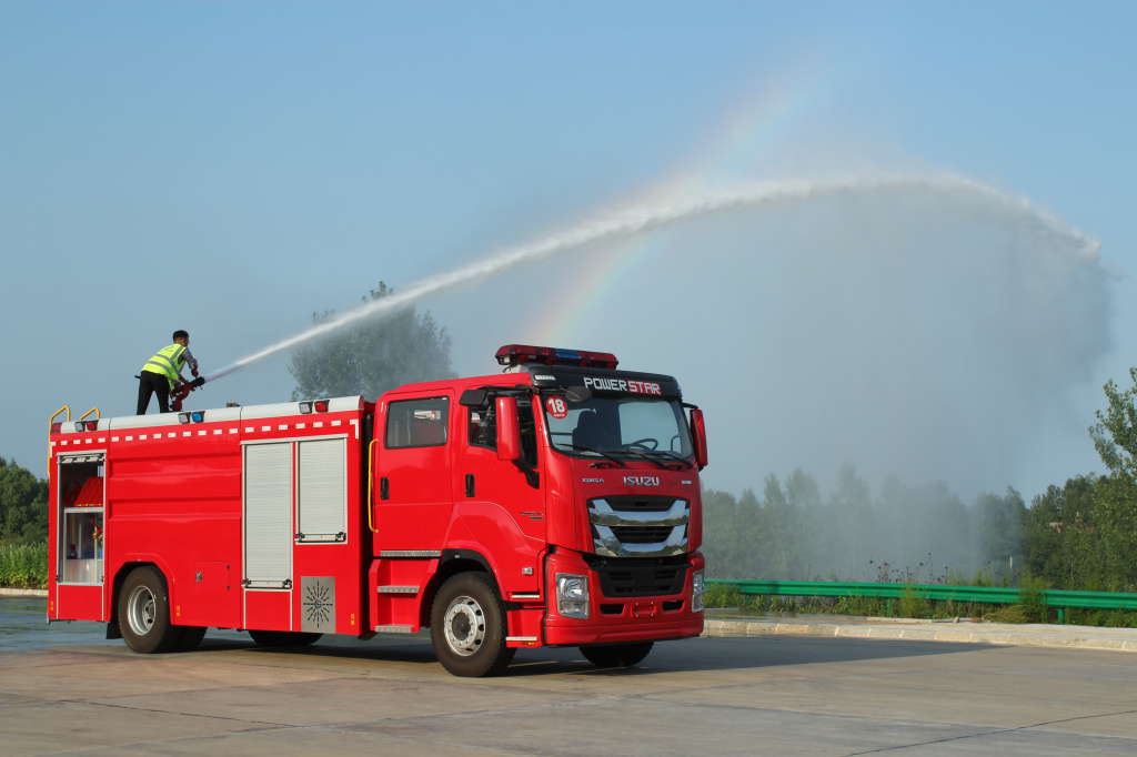 Isuzu giga water foam fire trucks
