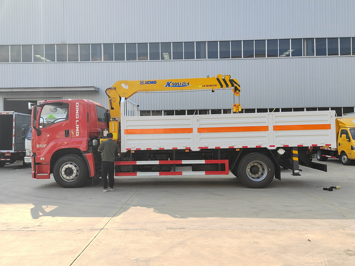 ISUZU GIGA FTR FVR 4HK1-TCG60 cargo truck with XCMG SQS 125 boom crane