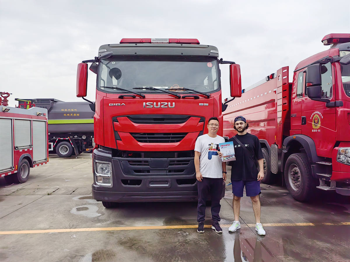 Customer check ISUZU GIGA fire truck