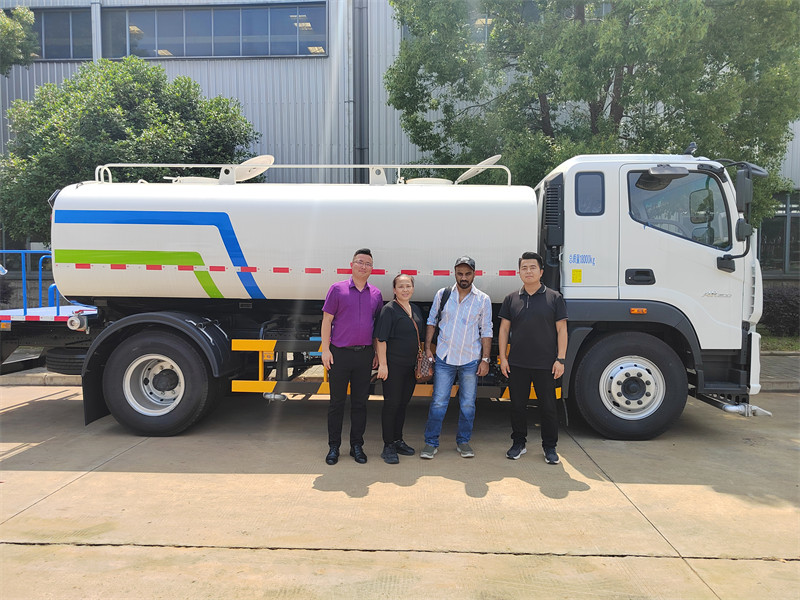 Customer check ISUZU water tank trucks