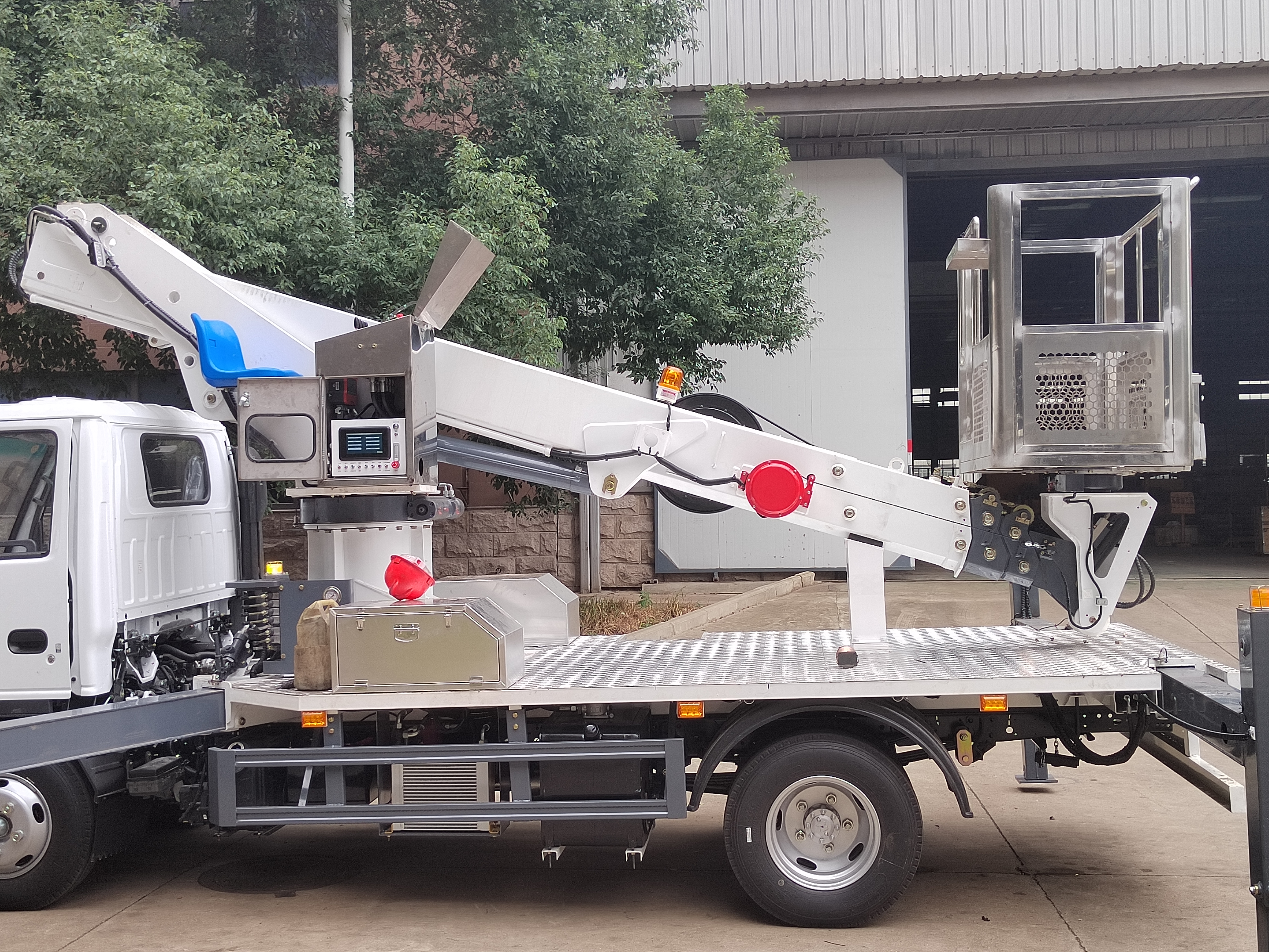 Telescopic Boom Platform Truck Isuzu