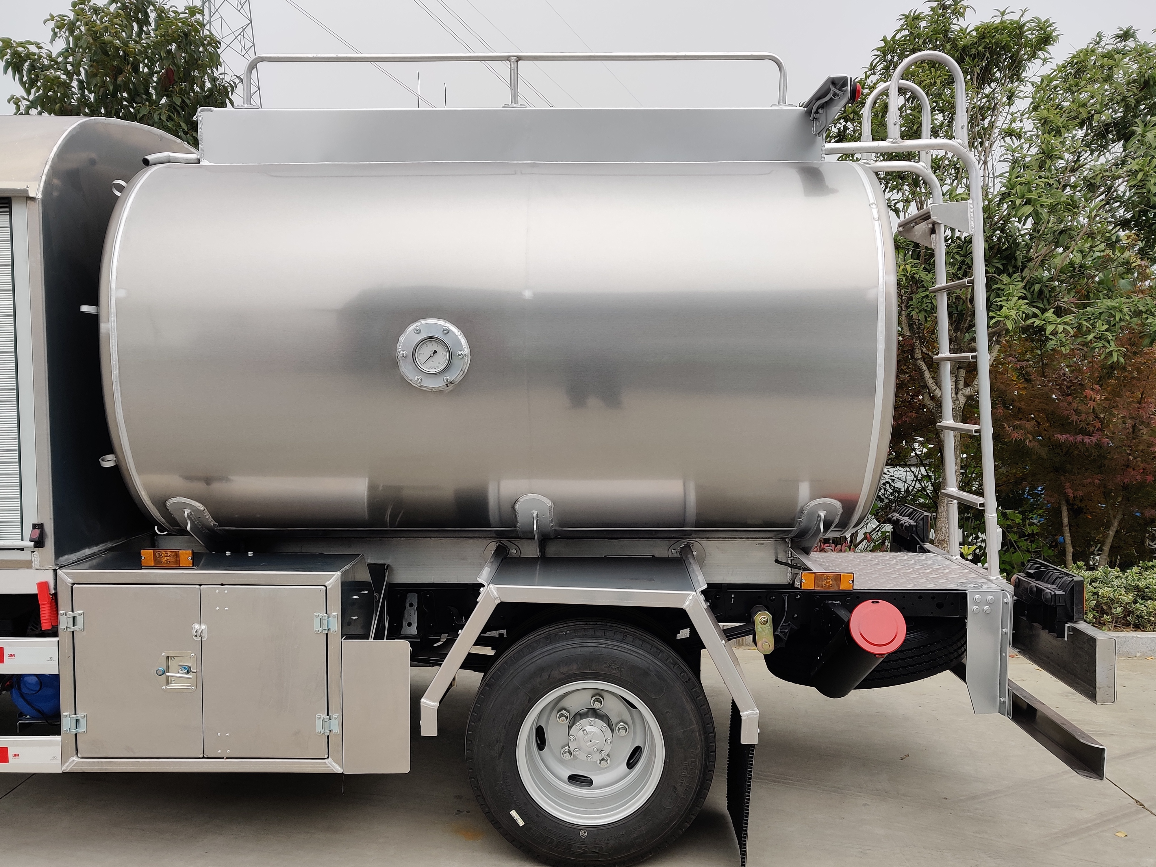 Isuzu Aviation Fuel trucks for Jet Aircraft