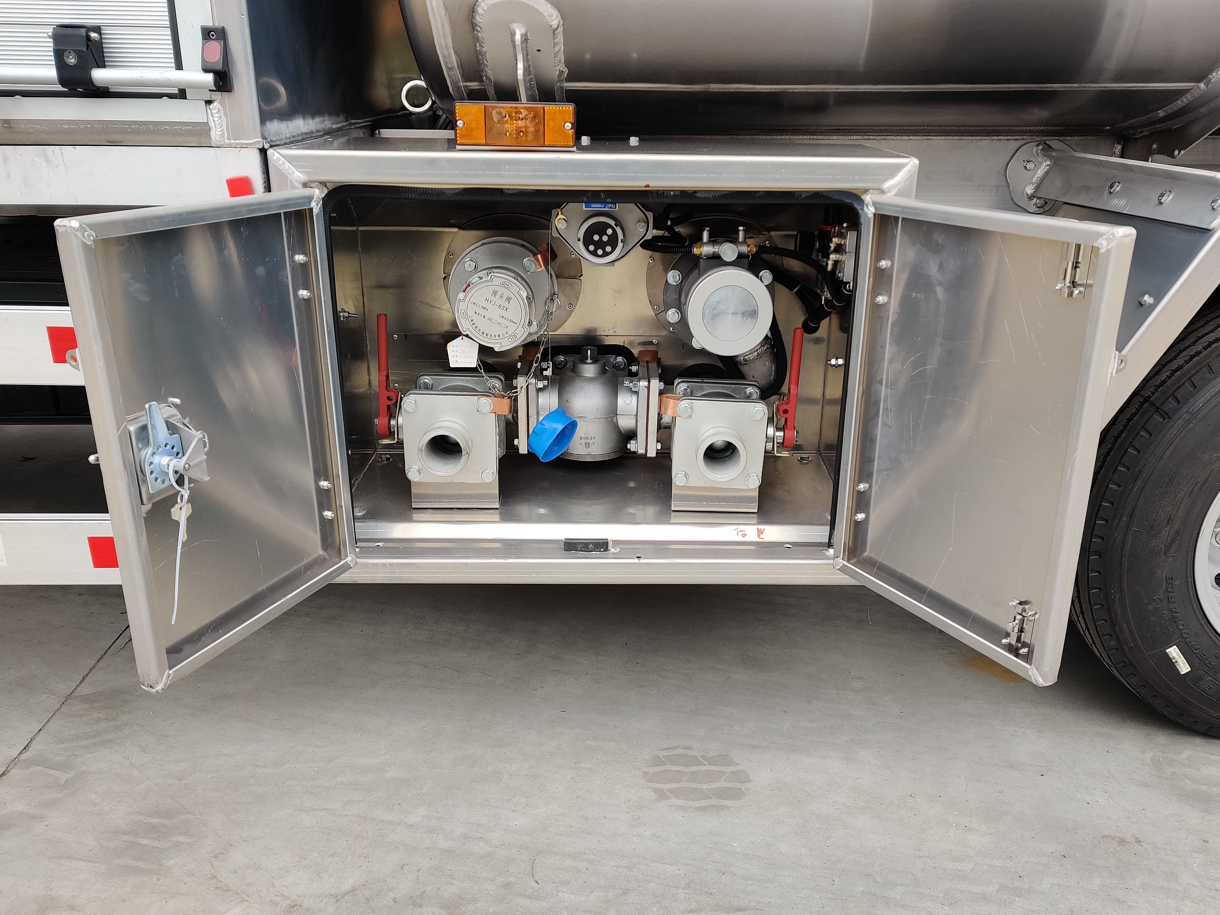 Isuzu Aviation Fuel trucks for Jet Aircraft