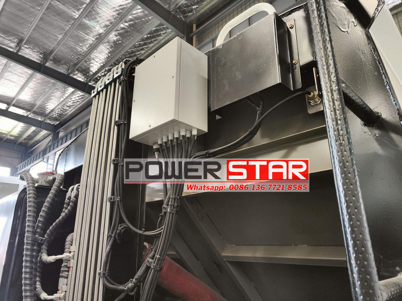 Electric Garbage Compactor Truck made by Isuzu