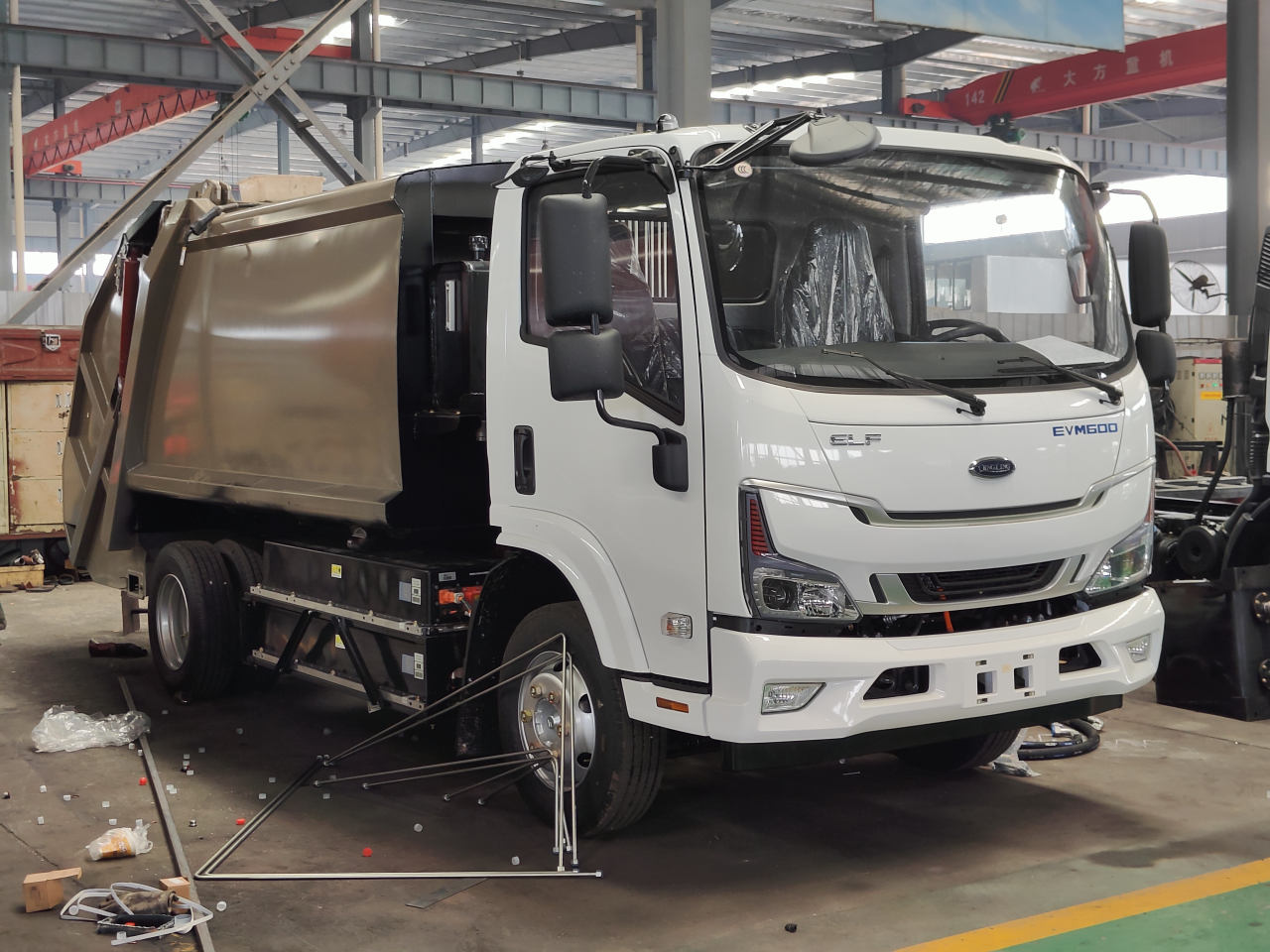Isuzu electric compression garbage trucks pictures