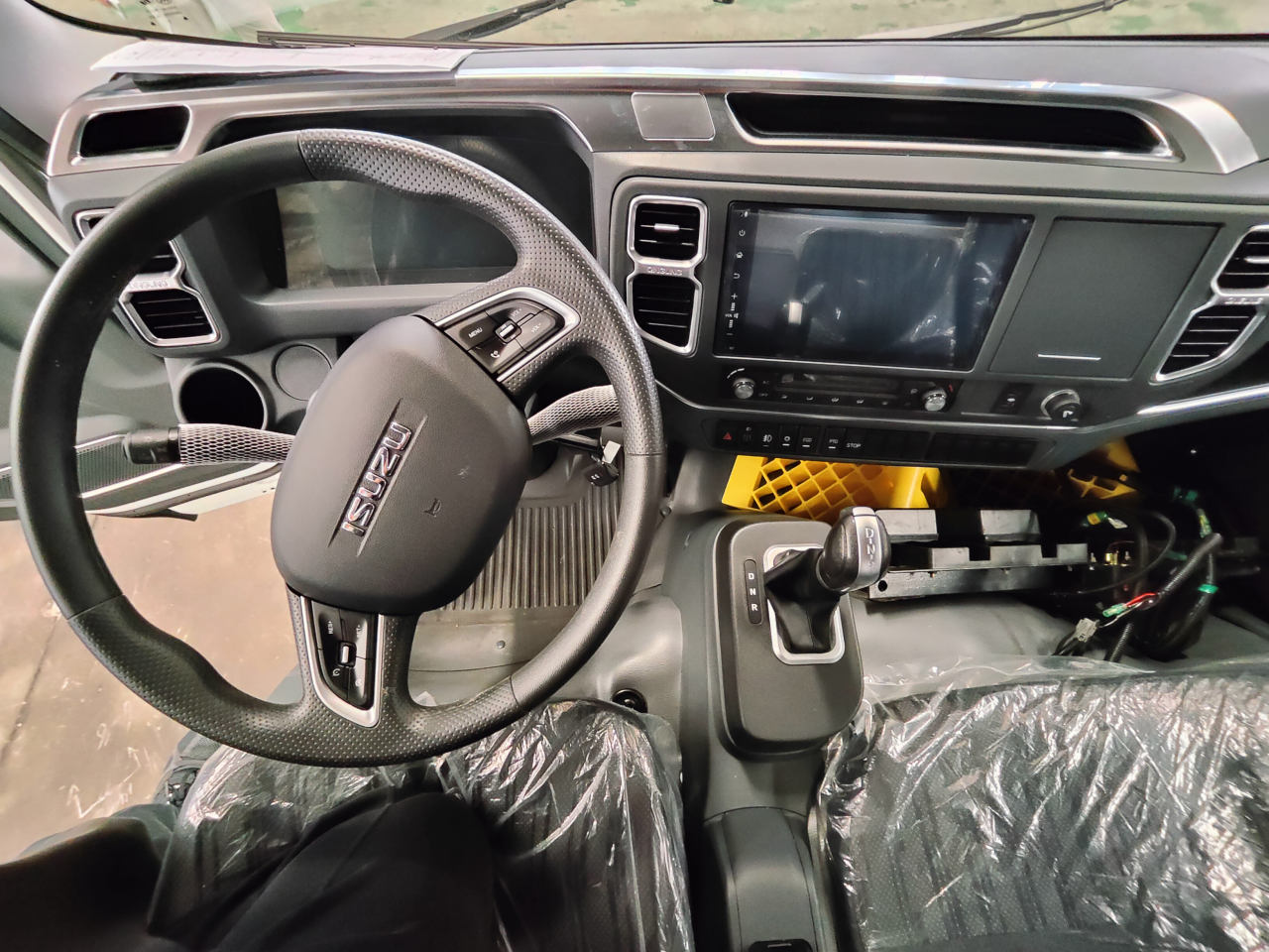 Isuzu electric compression garbage trucks pictures
