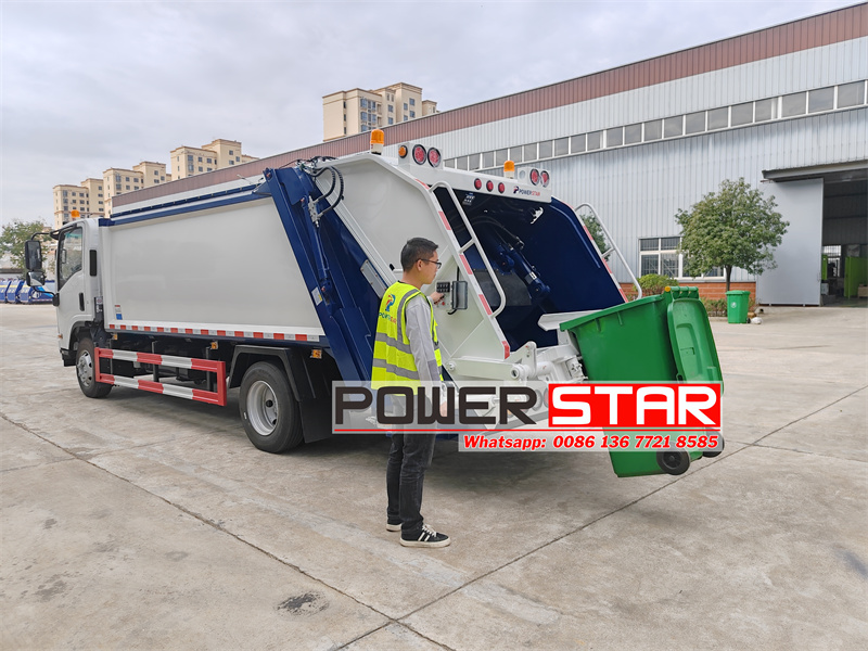 Rear flip bucket compression garbage truck