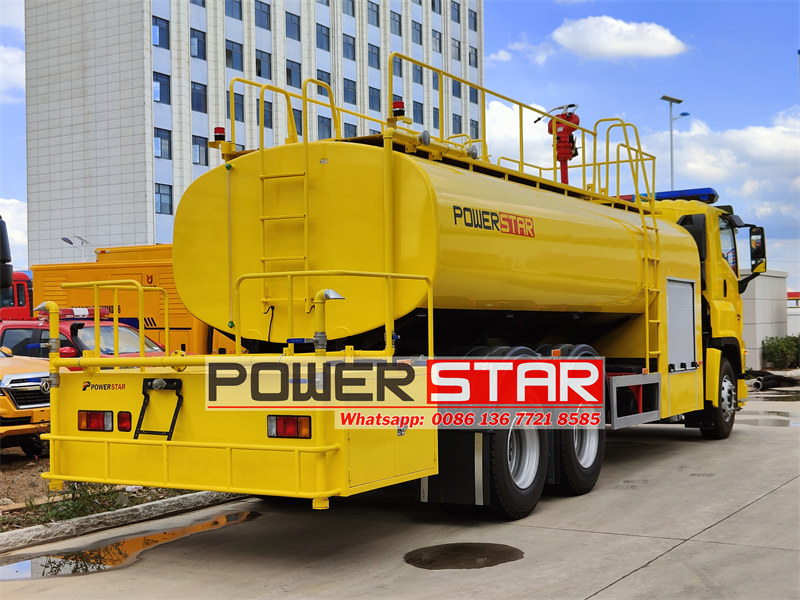 Isuzu GIGA water spraying tanker fire engine