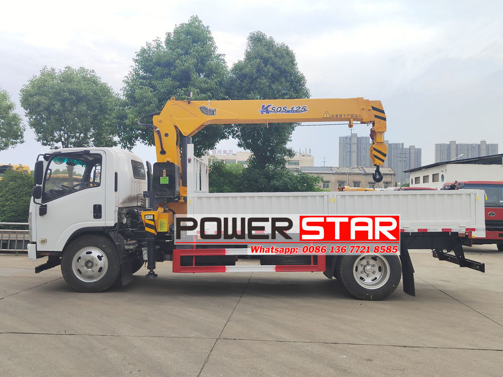 Isuzu telescopic crane truck