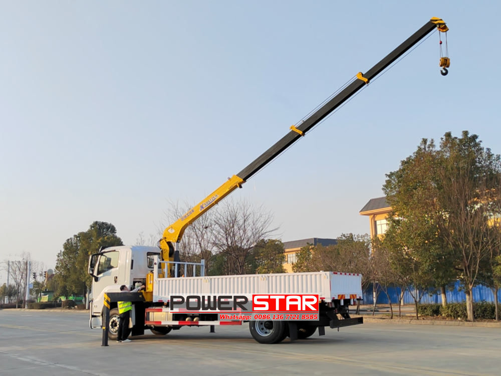 Isuzu telescopic crane truck