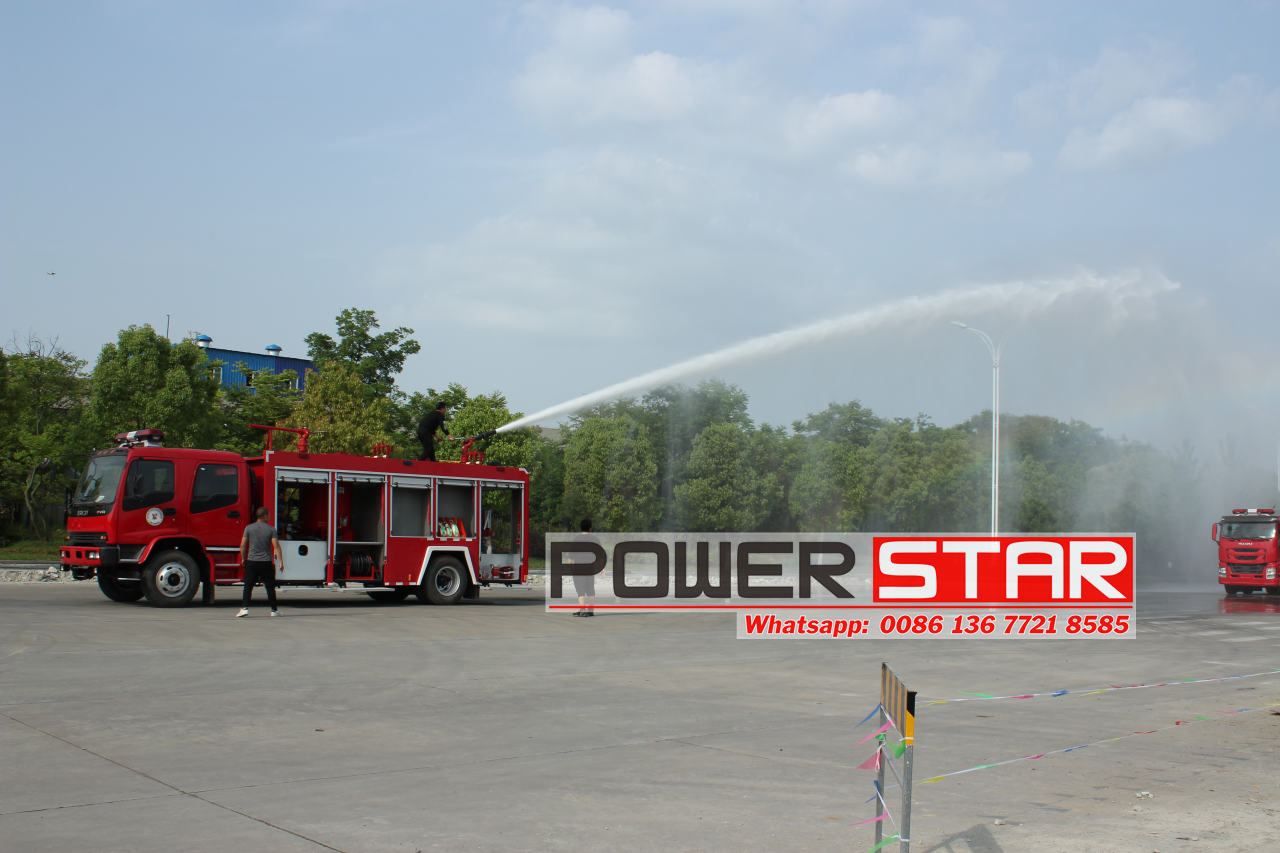 All new Isuzu FVR foam dry powder combined fire trucks delivery test
