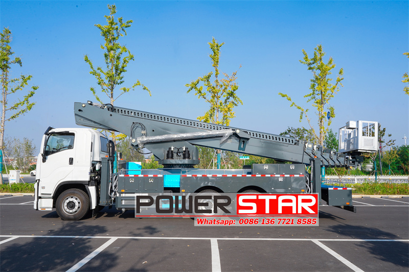 Isuzu GIGA bucket truck manlifter