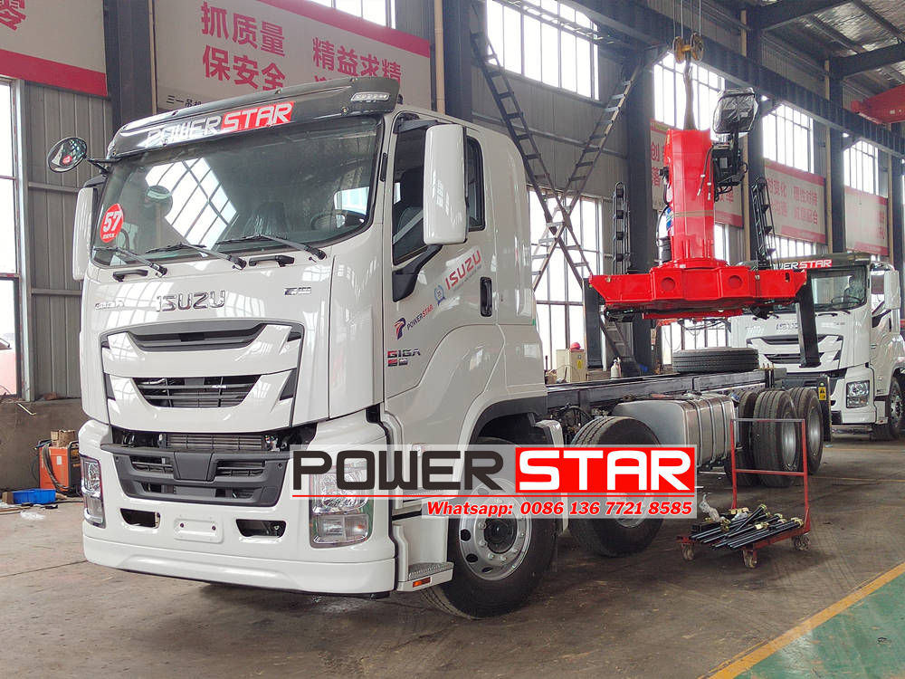 Isuzu telescopic crane truck