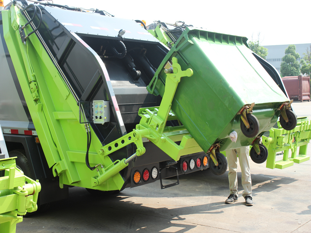 Common rear flipping mechanisms of ISUZU GIGA compression garbage trucks