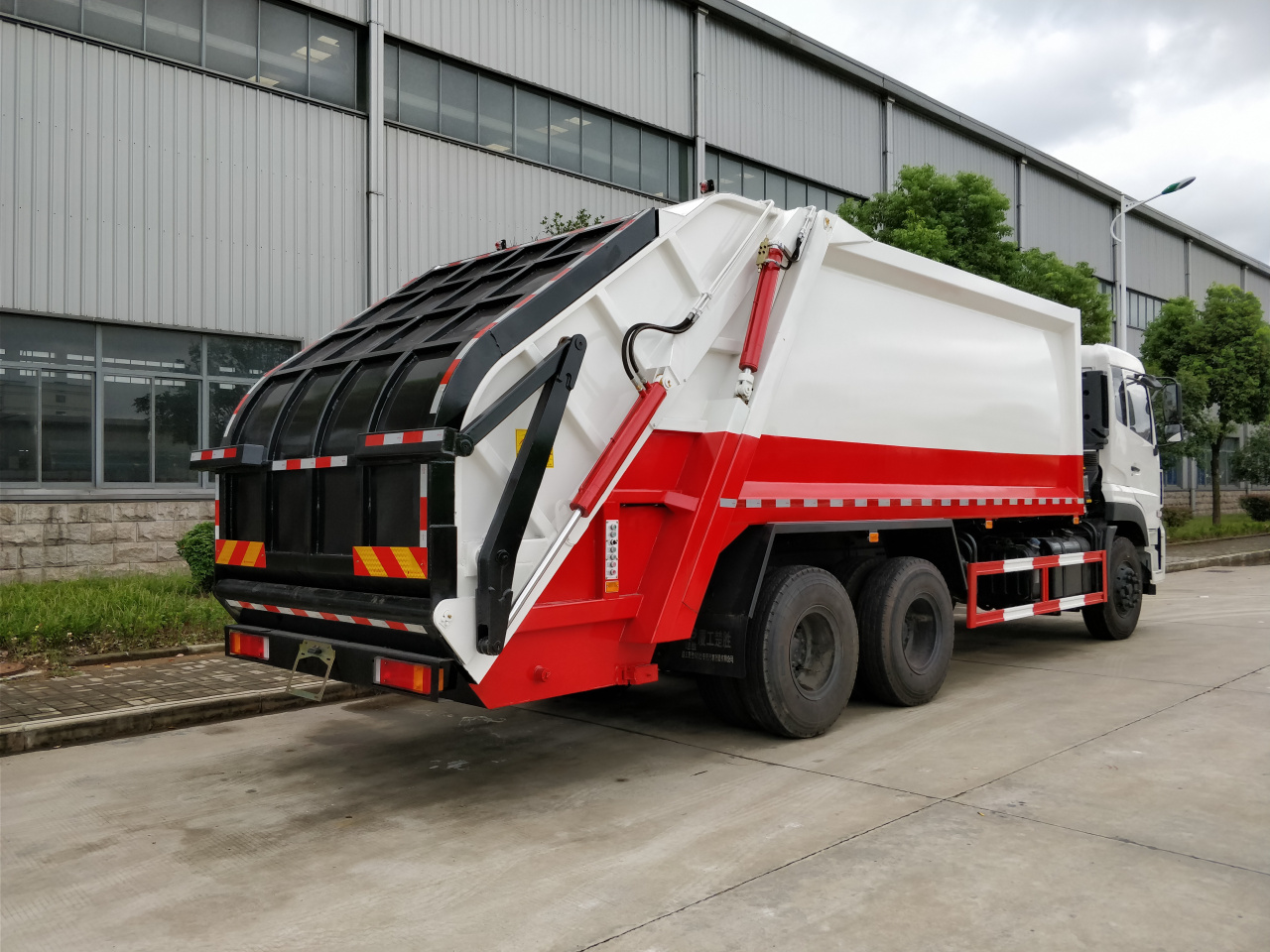 Common rear flipping mechanisms of ISUZU GIGA compression garbage trucks