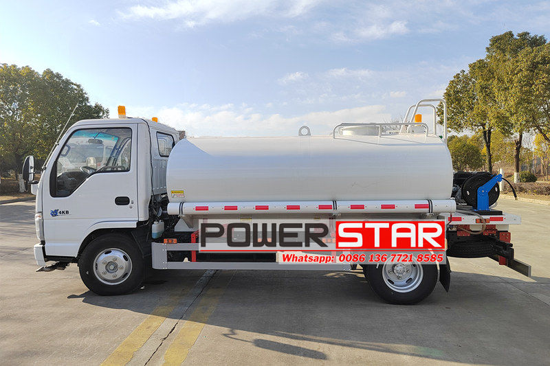 Isuzu sprinkler truck