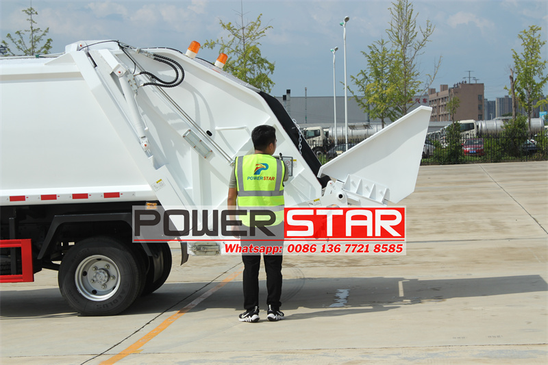 Isuzu 4x4 garbage compactor truck