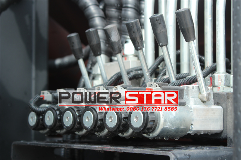 Isuzu 4x4 garbage compactor truck