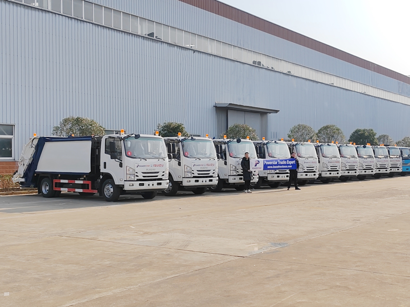 Isuzu ELF 700P waste collection vehicle