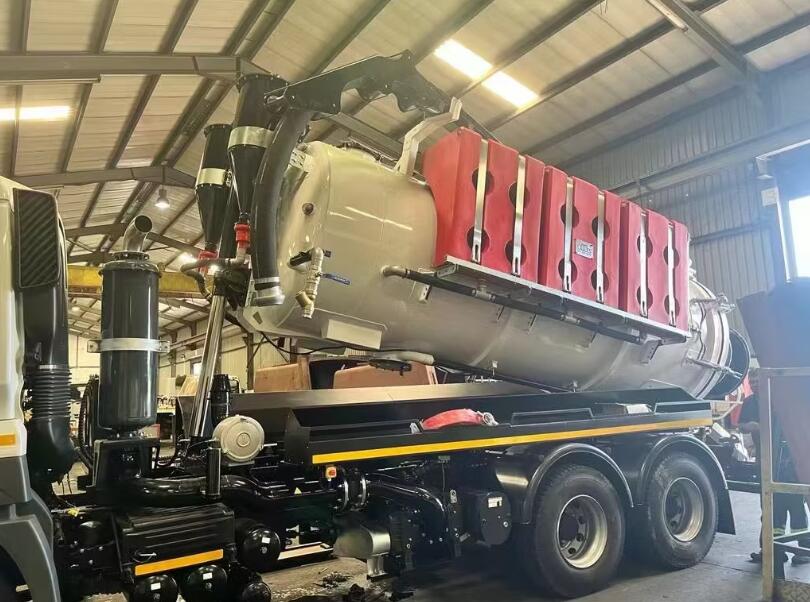 Isuzu brand Sand Sucker Vacuum Truck