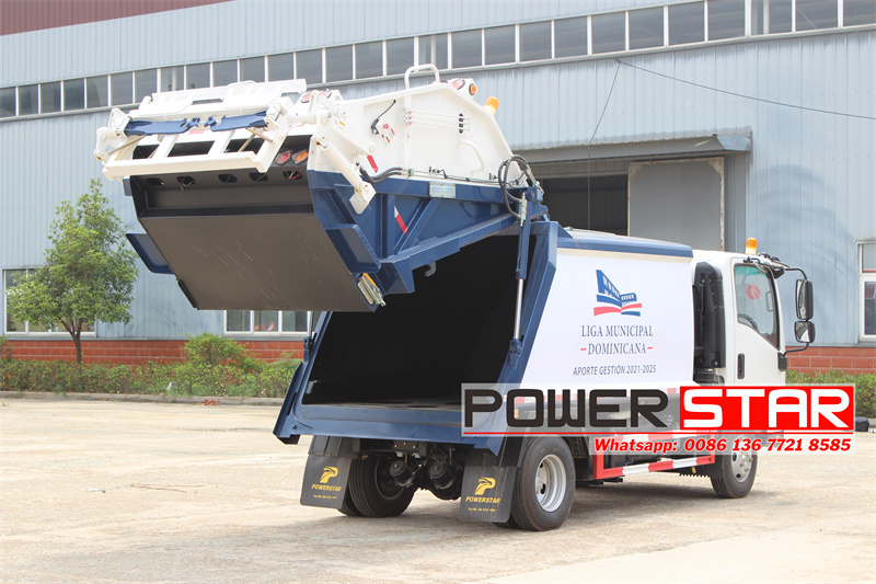 Isuzu 700P 10cbm rear loader compactor