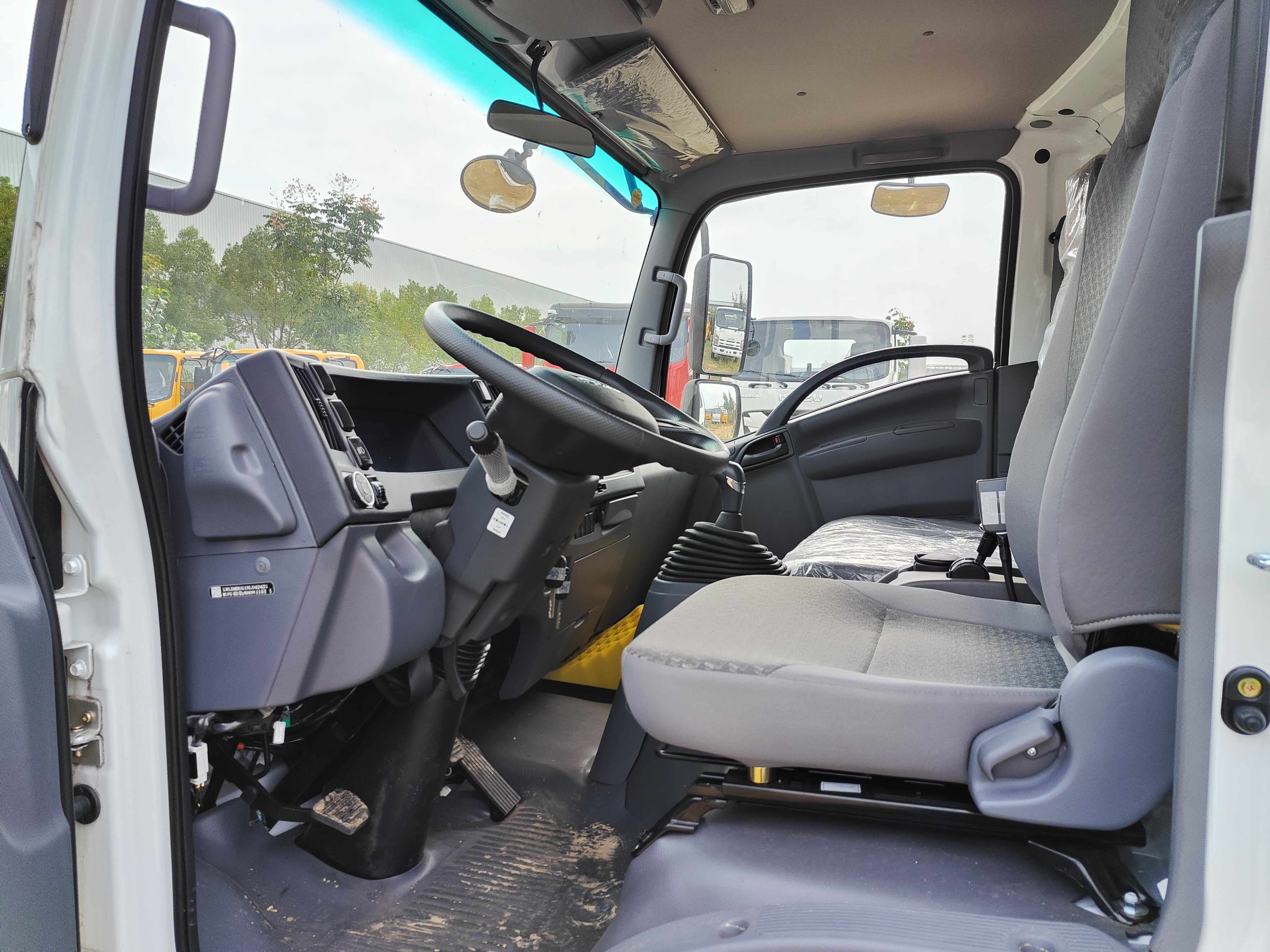 ISUZU 4KK1 enigne cab truck chassis
