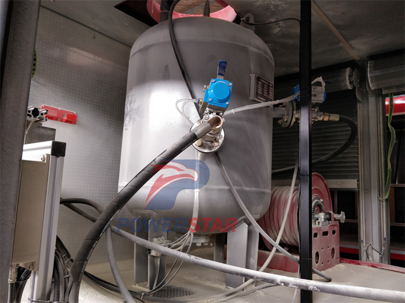 Isuzu GIGA 15cbm dry powder foam water fire engine