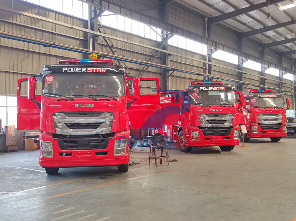 Isuzu water foam fire truck