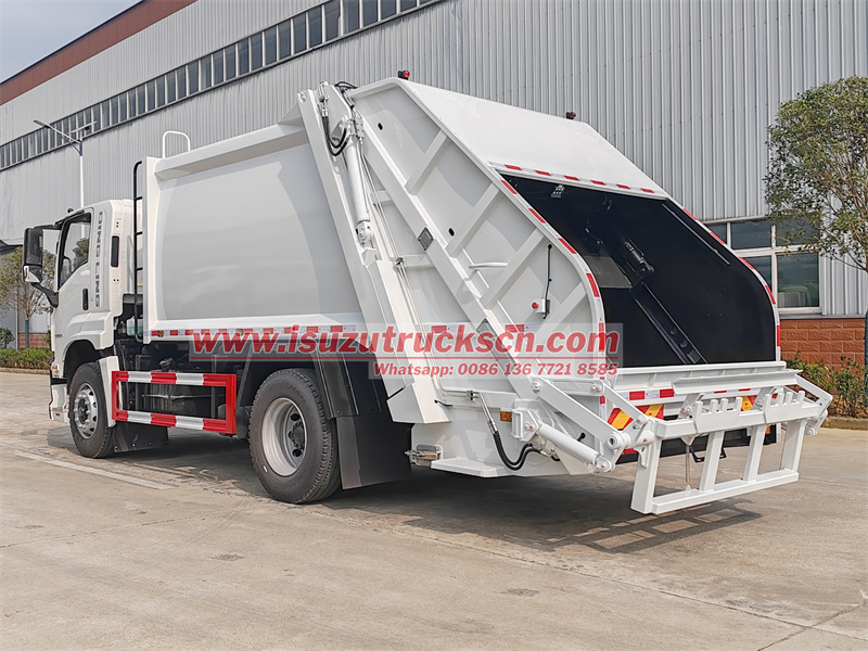 Isuzu FTR GIGA 14cbm rear loader compactor truck