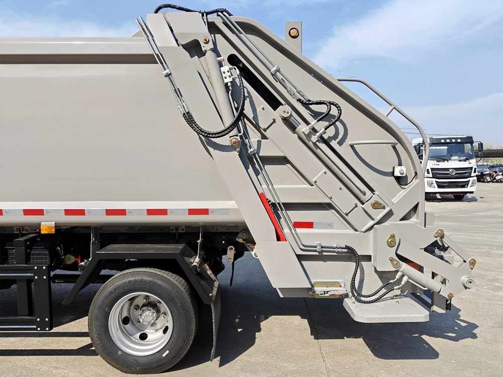 Isuzu waste compaction truck