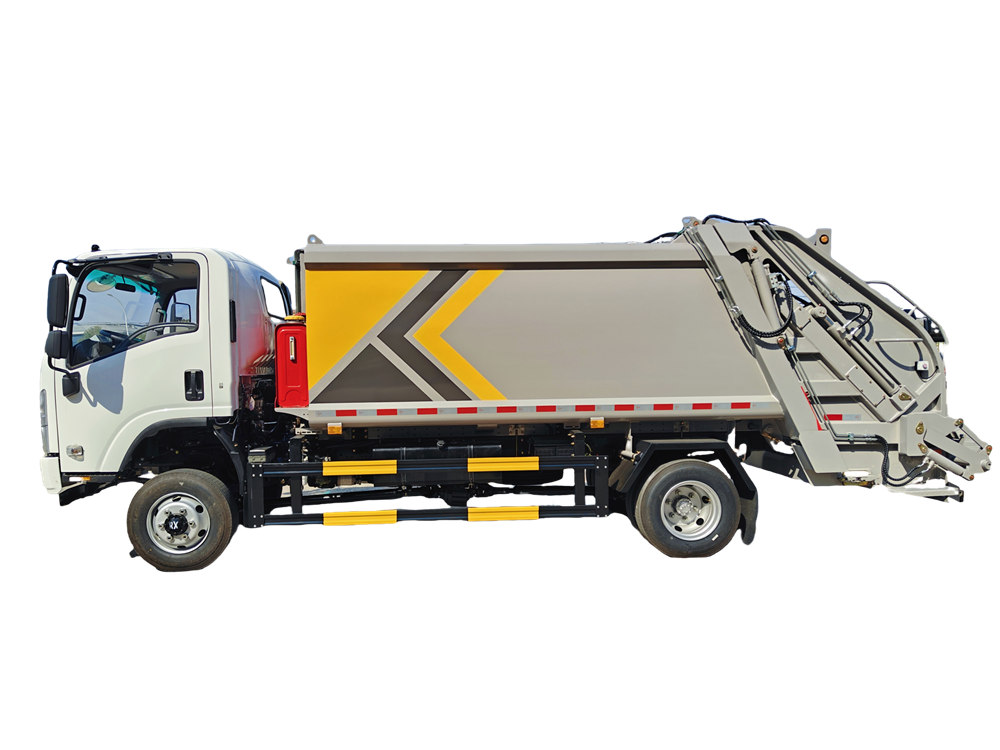 Isuzu 700P 4x4 rear loader compactor truck