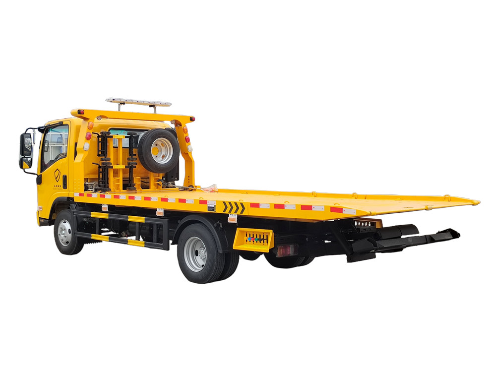 Isuzu road block removal truck