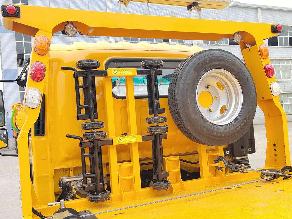 Isuzu flatbed road rescue tow truck