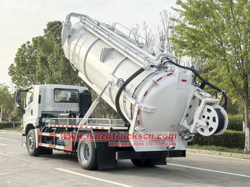 Isuzu sludge vacuum pump tanker truck