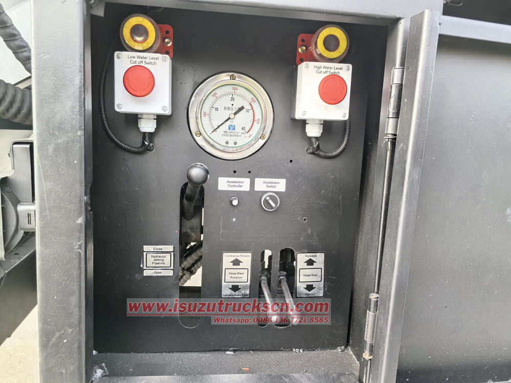 Isuzu sewage cleaning truck