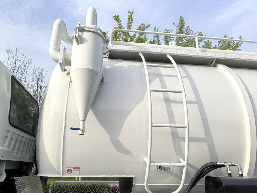 Isuzu GIGA combined sewer cleaning truck