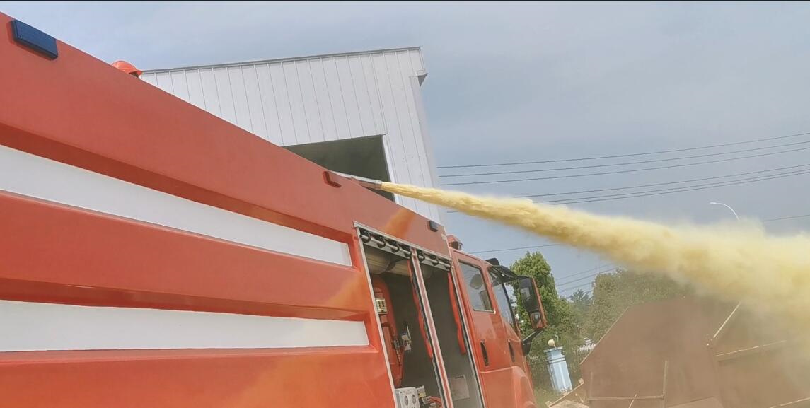 2025 New Isuzu giga Water Foam Dry Powder Fire Truck dry powder test