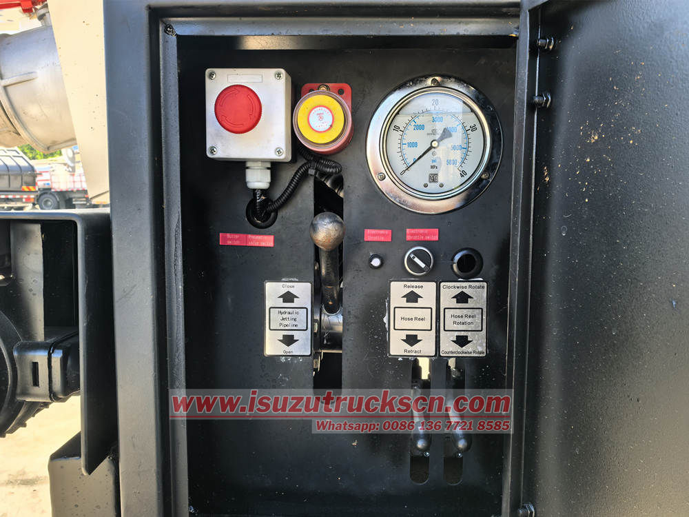 Isuzu combination vacuum jetter truck