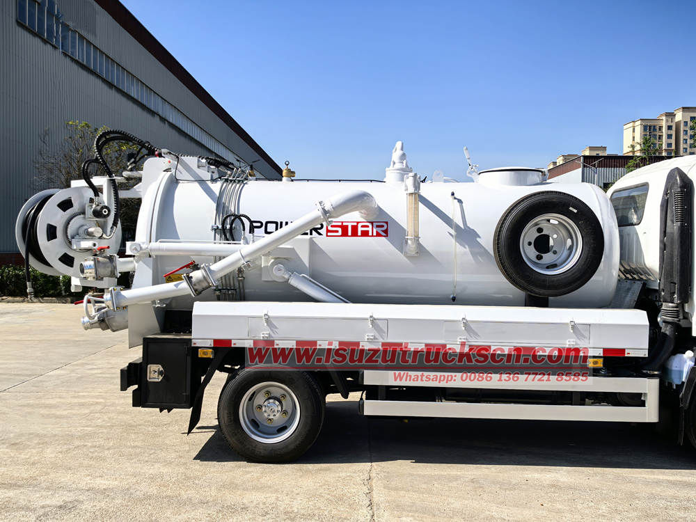 Isuzu vacuum sewage suction truck