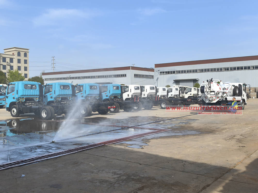 Isuzu vacuum suction truck